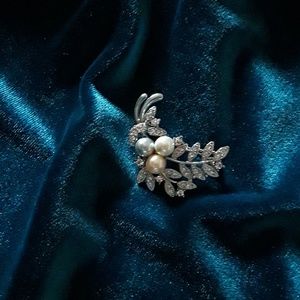 🦋 stunning brooche🦋with synthetic pearls